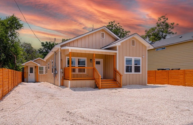 Generous 4BR 3BA Charmer Near Glorius Downtown