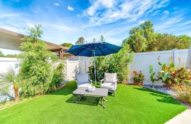 Generous King- Suites W/ Backyard Bliss & Barbecue!