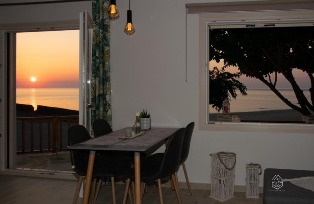 Genevieve Sea House - by the sea .on the beach.