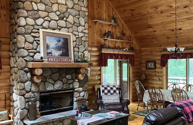 Genuine Log Cabin ~ Perfect Getaway ~ Pool Table ~ Outdoor Hot Tub ~ Fire Pit
