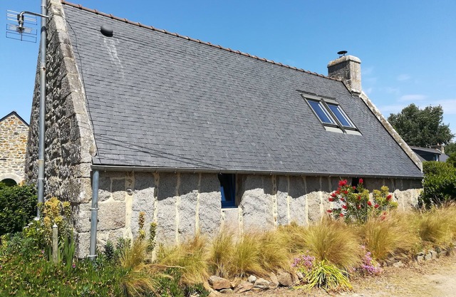Genuine standing-stone penty 1.5 km from the beach and wild coastline