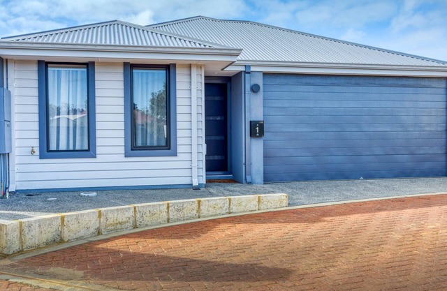 GeoBay Stay – Modern Comfort by the Coast