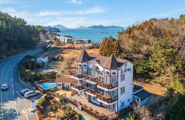 Geoje Come and Stay Pension