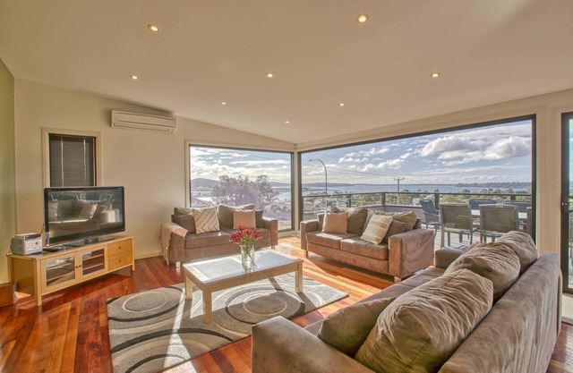 61 Lawry Heights - Georges Bay Luxury
