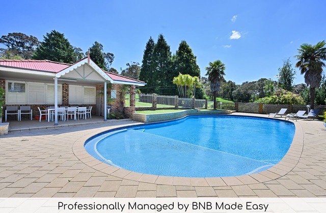 Georgia Oak - Pool & Balinese Hut, Sleeps 17