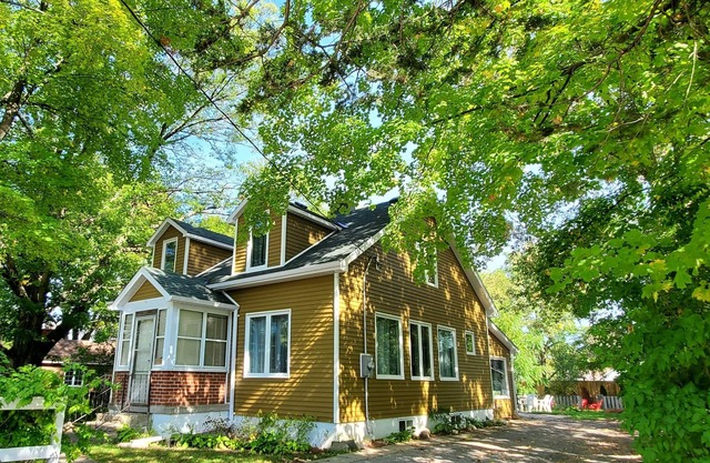 Georgian Bay Cottage- Hot Tub/Sauna/Trail/Run/Bike/Swim/Marina!