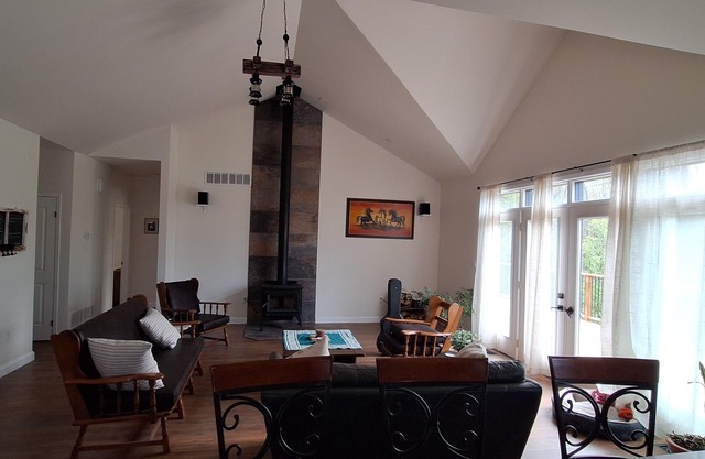 Georgian Bay Escape Cottage in Meaford. Cozy cottage with fireplace.