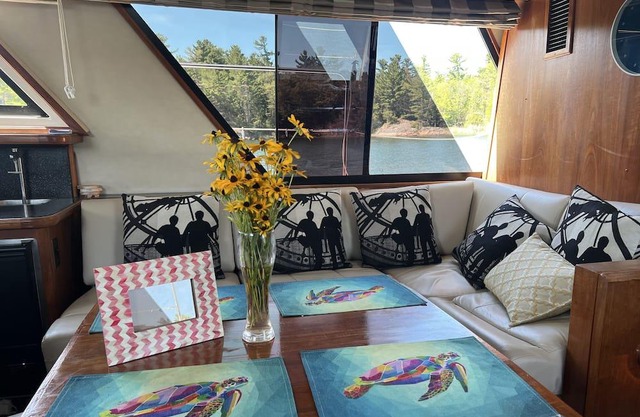 Georgian Bay, Pointe au Baril, Hole in the Wall, YACHT, 2 Queen Suites, Sleeps 8