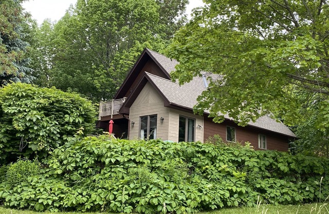 GEORGIAN BAY RETREAT-Stone Fireplace-Hot Tub- Dock- No Cleaning Fee!