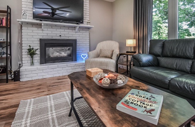 Georgian Bay Trail Cottage With Deck, hot Tub, Fireplace, and Streaming Services