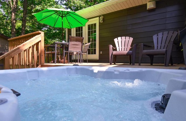 Georgian Bay Trail Cottage w/hot tub and fireplace