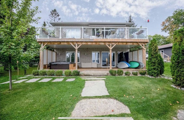Georgian Bay waterfront cottage in a quiet cove w/HOT TUB