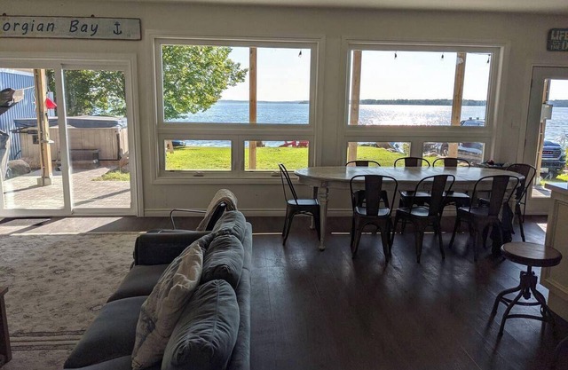 Georgian Bay Waterfront Cottage - 7 Bedroom, 3 Bath + Hot tub +Office +Wifi