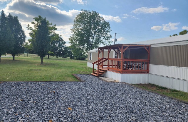 Georgie's Getaway! Beautiful stay on 6 acres just minutes from the lakeside