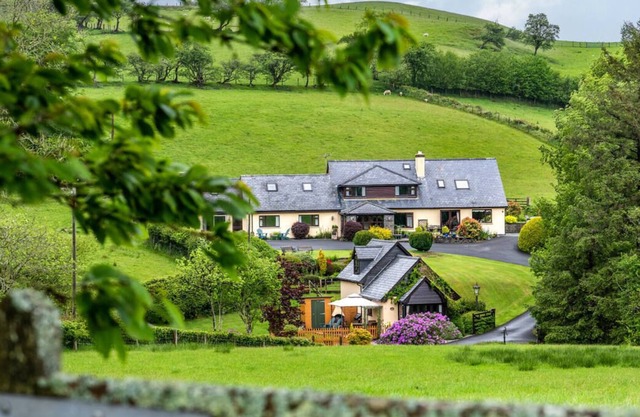 Alojamiento acogedor con sauna, estufa de leña y bañera de hidromasaje con vistas a las hermosas colinas de Mid-Wales. Plen