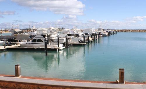 Geraldton Holiday Unit with free Streaming
