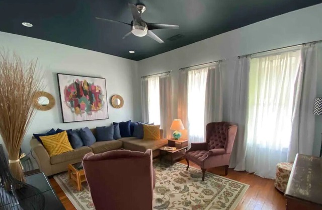 Germantown 3 Bedroom Apt Walk To Bars Flea Market