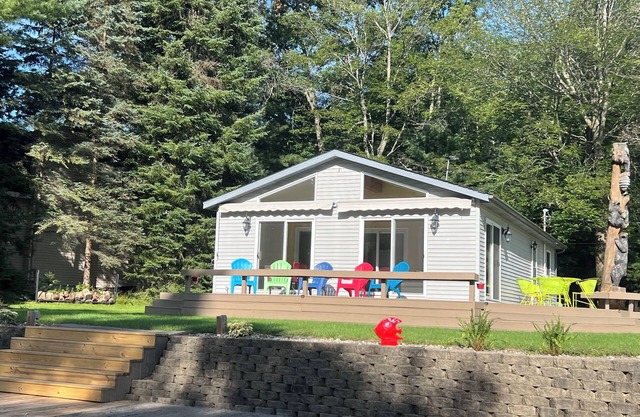 Get away and relax in this Cheerful Waterfront Cottage! Pontoon Included!