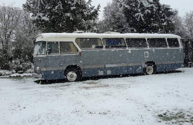 Get away from it all, relax in a 1971 Bedford bus over looking lake Karapiro