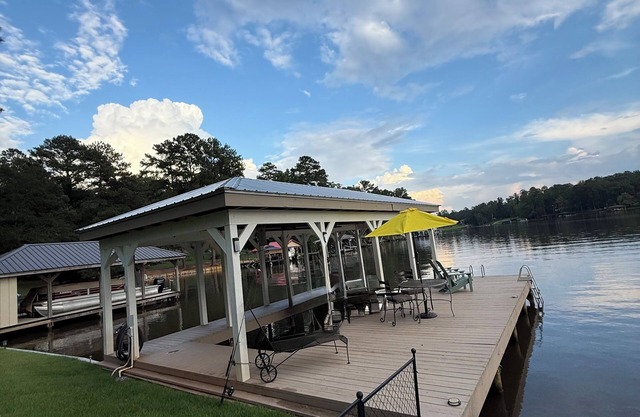Lakefront Peaceful Family-Pet-Friendly Retreat Awaits Private Dock! Kayaks Incl.