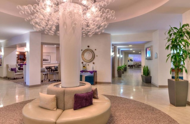 Where Comfort Meets Culture! Free Parking, Outdoor Swimming Pool!