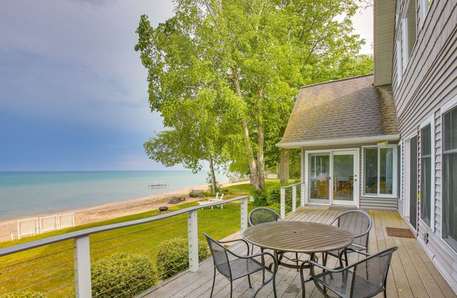 Getaway on Crystal Clear Lake: Main & Guest House!