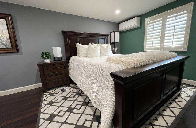 Getaway Suite-HOT TUB! -5 miles from Beach!