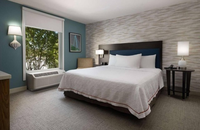 Getaway to Charleston Bliss! Outdoor Pool, Free Parking and Free Hot Breakfast