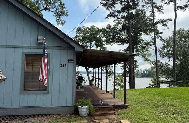 Getaway vacation home on Toledo bend. Right on the water with dock!!