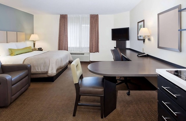Getaway Weekend Trip! Relax w/ Spacious Suite w/ Living Room, FREE Parking
