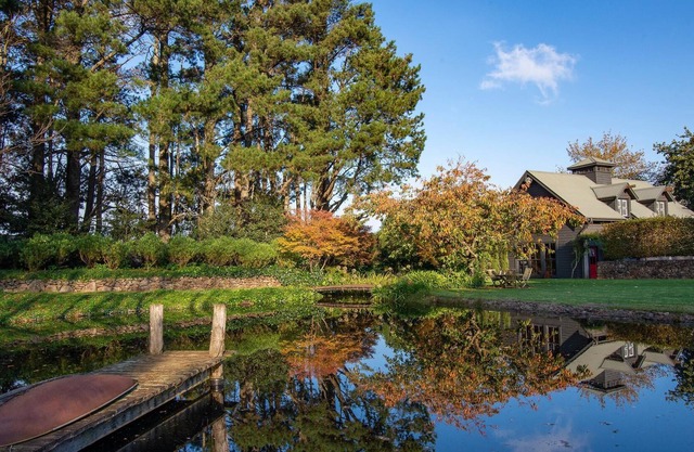 Getawayz NSW - Architectural Masterpiece - The Lakeside Barn.