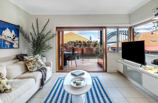 Getawayz NSW - Heatherbrae II - Chic 2 Bed Apartment, Stunning Harbour Bridge Views.