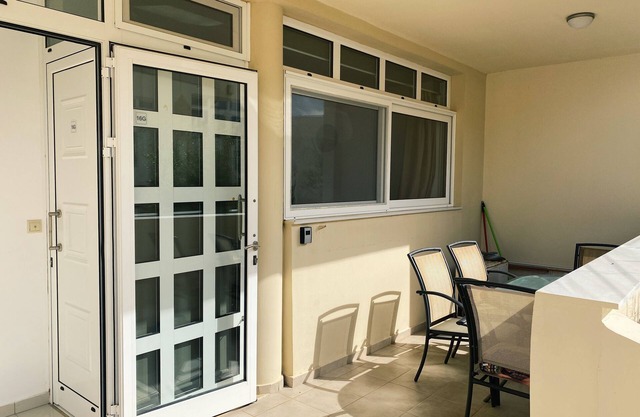 Gezellig en Modern Familie Appartement met Twee Zwembaden en 350m tot het Strand