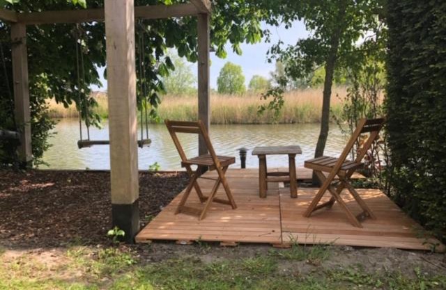 Gezellige Pipo met grote schommel aan het water