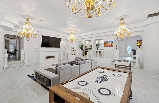 Giant 6BR Downtown w BBQ, Arcade, Air Hockey, Pool Table, Games, Sleeps 25