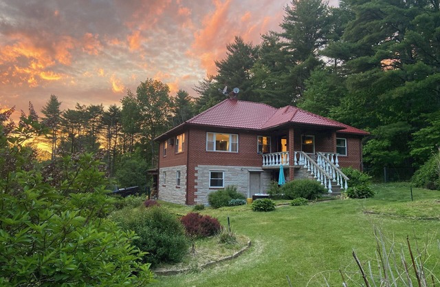 Giant chalet with private lake access. Hot tub. pet friendly. ultimate game room
