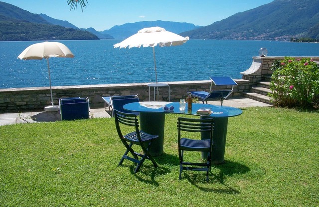 GiardinoLago Rosa Holiday Apartment on the Lake with Pool