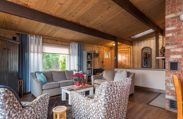 ¡Toda la casa privada y serena con impresionantes vistas en Lower Gibsons te espera!