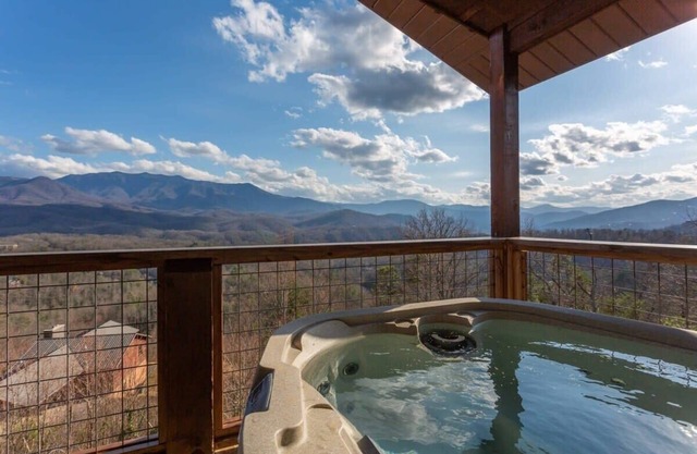 Gigantic Views GSMNP/3.6 Miles 2 DwTn Gatlinburg