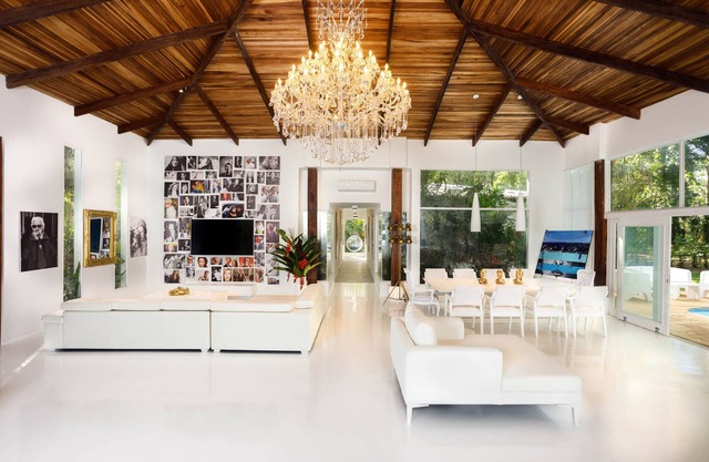 Gigi Brown Villa Paparazzi