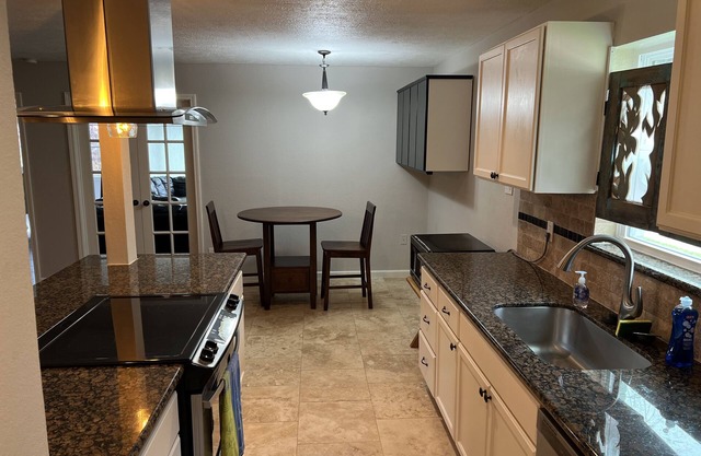 Gigi’s Cottage!! Beautiful House Near Kemah and Johnson's Space Center. It's