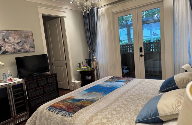 Gilbert house cozy guest ensuite room near YVR-airport