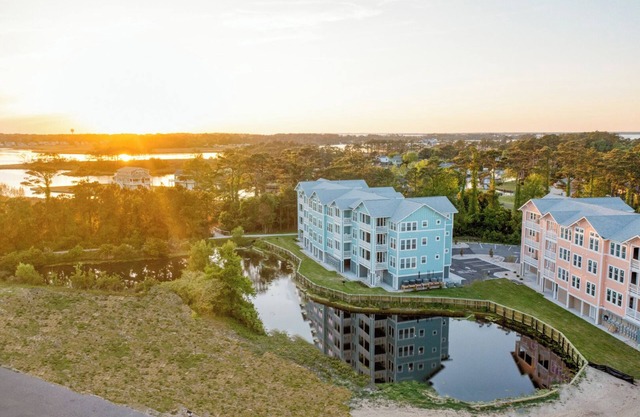 Gilded Garnet - Spacious 3BR Corner Unit, Sunset Views, Near Beach