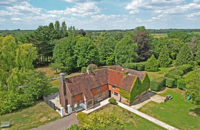Countryside Retreat packed with Activities Tennis including Hot Tub, BBQ, Darts, Karaoke