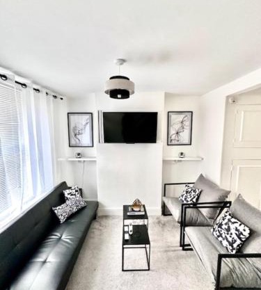 Gillingham 4 bed Guest House