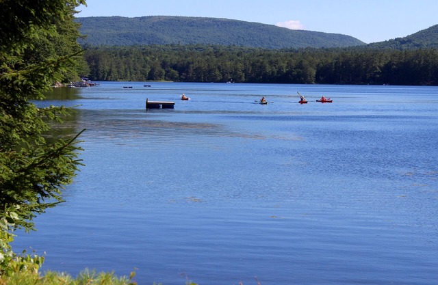 Alquiler de Casa rural en Gilmanton, con frente de agua de 200 pies en Crystal Lake,