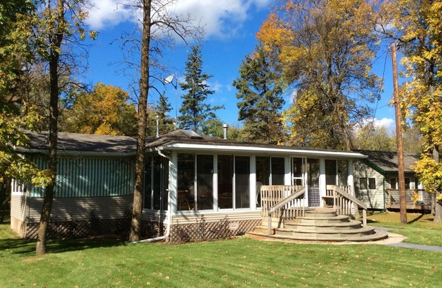 Gimli ,Loni Beach main cottage plus guest house
