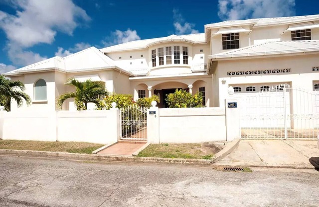 Gimli: Luxury 2 Story Villa - 3 min from the beach!!!