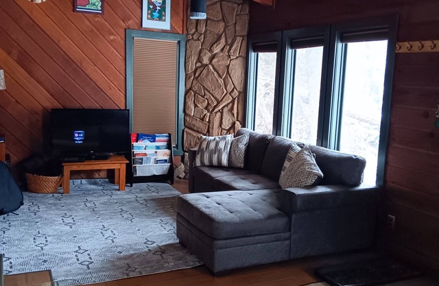 Girdwood ski cabin. Wild Iris Chalet .5 miles from daylodge.