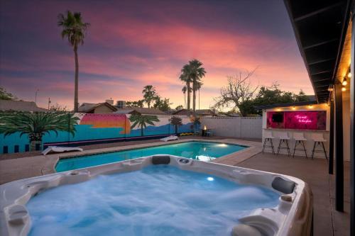 Girls Getaway Haven Outdoor Bar w Pool & Hot Tub